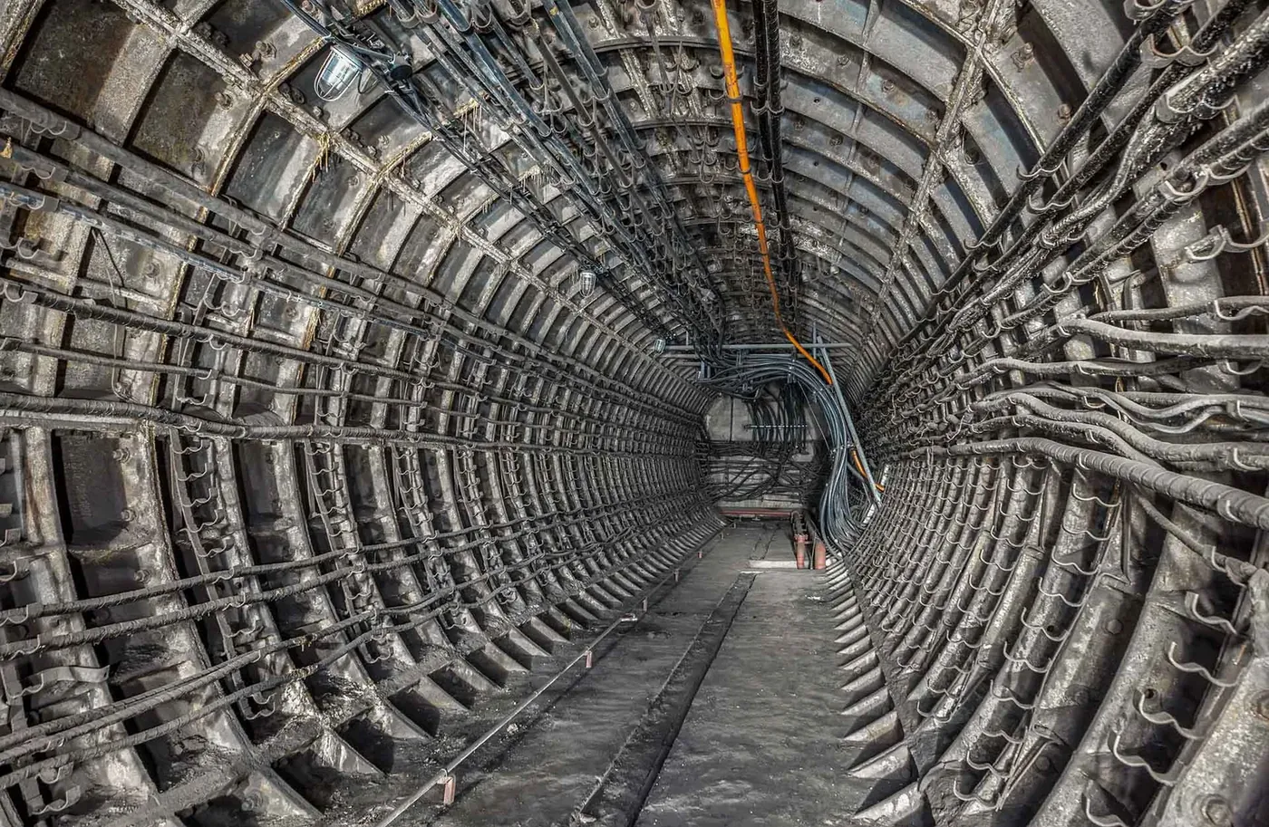 Estrutura industrial com cabeamento e tubulação