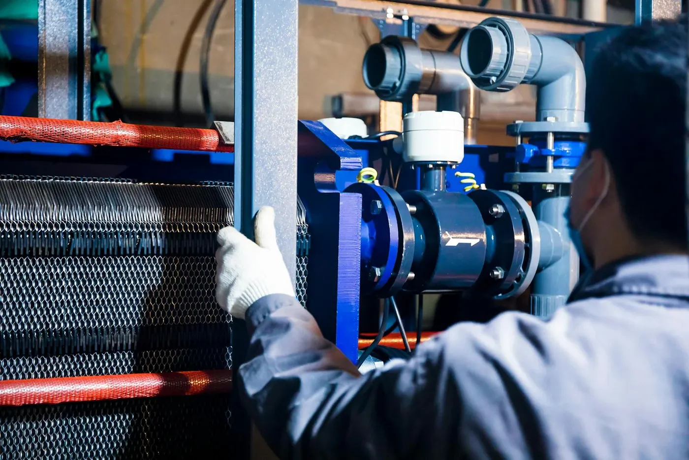 Sistema industrial com tubulações e trocador de calor
